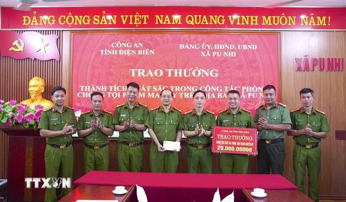 Ban Giám đốc Công an tỉnh Điện Biên trao thưởng các lực lượng tham gia chuyên án. (Ảnh: TTXVN phát)