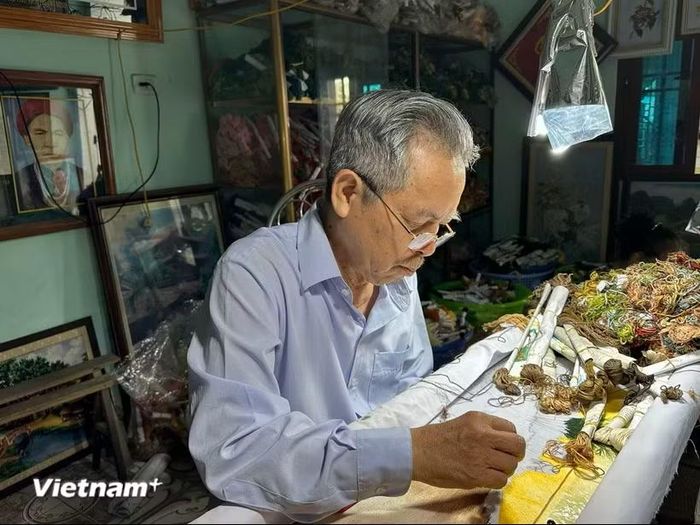 Nghệ nhân Nguyễn Cao Bính. (Ảnh: PT/Vietnam+)