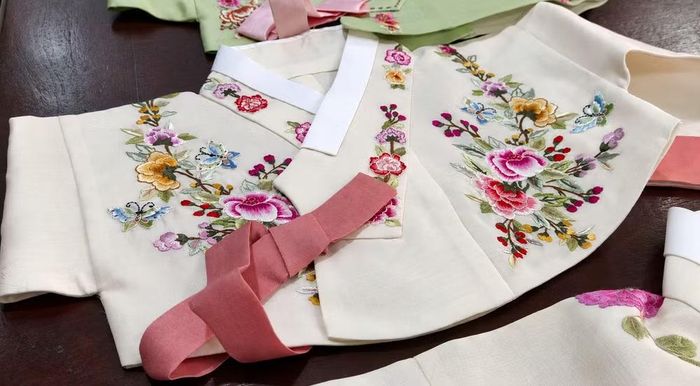 Mẫu kimono thêu của cơ sở ông Hoàng Đình Chiêm. (Ảnh: Minh Anh/Vietnam+)