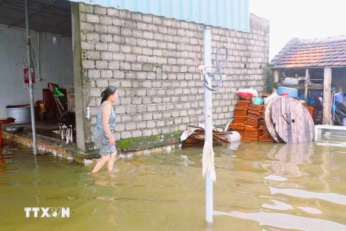 Tình trạng ngập lụt gây khó khăn trong sinh hoạt, sản xuất hàng ngày của người dân. (Ảnh: Xuân Tiến/TTXVN)