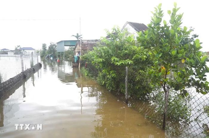 Sau nhiều đợt mưa lớn xảy ra trong đêm 17 và rạng sáng ngày 18/9, đường dân sinh vào khu dân cư trên địa bàn xã Đức Châu (Nghệ An) chìm trong nước. (Ảnh: Xuân Tiến/TTXVN)