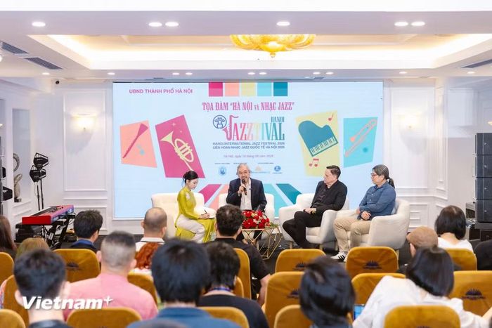 Các nghệ sỹ tham gia tọa đàm. (Ảnh: CTV/Vietnam+)