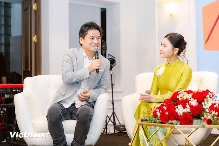 Nghệ sỹ Nhân dân Huỳnh Tấn Minh chia sẻ tại tọa đàm. (Ảnh: CTV/Vietnam+)