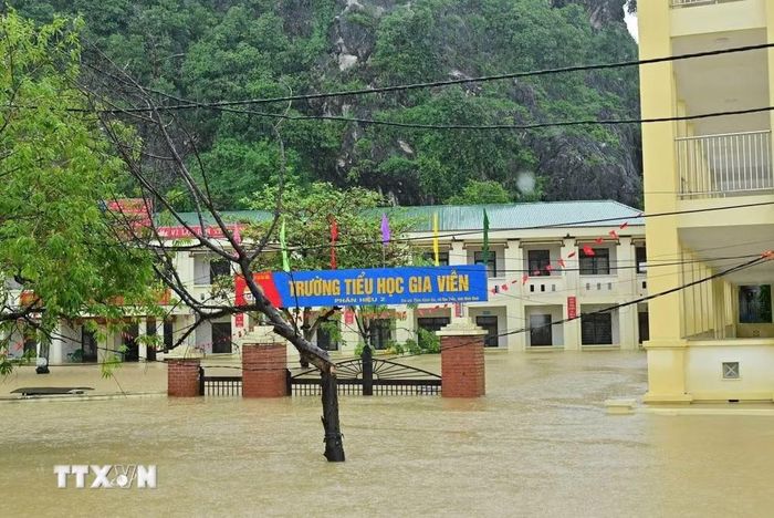 Các trường học tại khu vực ngập lụt tạm thời cho học sinh nghỉ học để đảm bảo an toàn. (Ảnh: Thùy Dung/TTXVN)