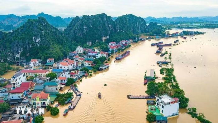 Khu vực thôn Kênh Gà, xã Gia Viễn, tỉnh Ninh Bình vẫn ngập sâu sau mưa lũ. (Ảnh: Thùy Dung/TTXVN)