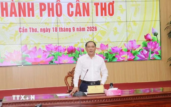Ông Trần Chí Hùng, Phó Chủ tịch Ủy ban Nhân dân Thành phố Cần Thơ, Trưởng Tiểu ban Nội dung và Tuyên truyền, chủ trì cuộc họp phát biểu. (Ảnh: Ngọc Thiện/TTXVN)