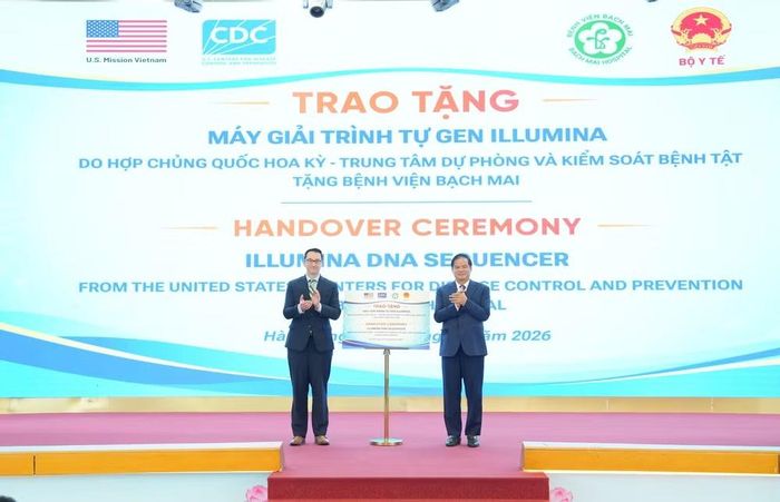 Ông Pierce Davis, Quyền Phó Đại sứ quán Hoa Kỳ tại Việt Nam (bên trái), trao tặng thiết bị xét nghiệm cho đại diện Bệnh viện Bạch Mai. (Ảnh: PV/Vietnam+)