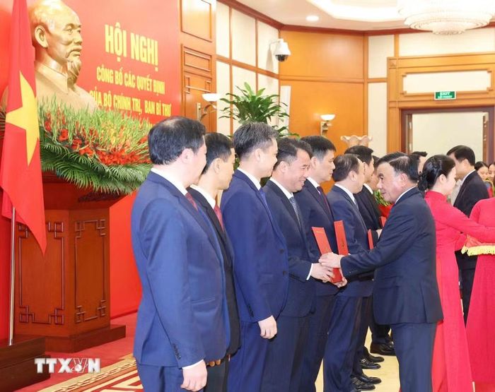 Thường trực Ban Bí thư Trần Cẩm Tú trao Quyết định của Bộ Chính trị, Ban Bí thư về công tác cán bộ. (Ảnh: Phương Hoa/TTXVN)