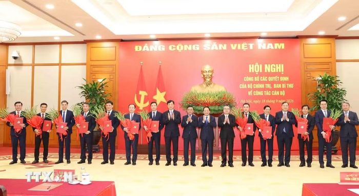 Thường trực Ban Bí thư Trần Cẩm Tú trao Quyết định của Bộ Chính trị, Ban Bí thư cho 12 đồng chí giữ chức Phó Bí thư Thường trực Tỉnh ủy và các Phó Ban Đảng Trung ương. (Ảnh: Phương Hoa/TTXVN)