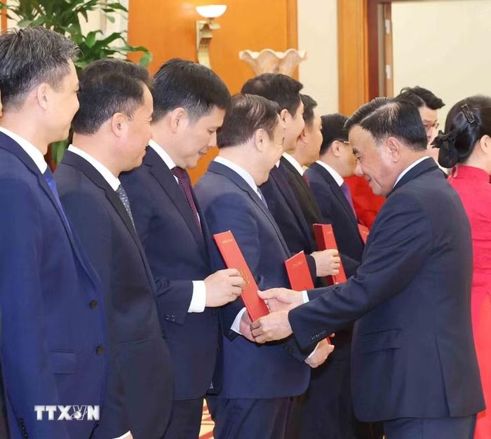 Thường trực Ban Bí thư Trần Cẩm Tú trao Quyết định của Bộ Chính trị, Ban Bí thư về công tác cán bộ. (Ảnh: Phương Hoa/TTXVN)