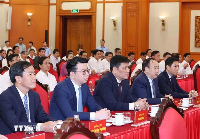 Các đồng chí nhận Quyết định của Bộ Chính trị, Ban Bí thư về công tác cán bộ. (Ảnh: Phương Hoa/TTXVN)
