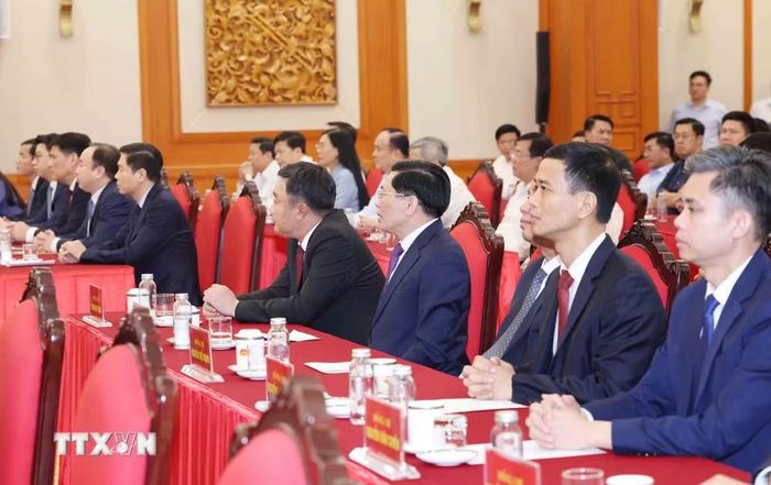 Các đồng chí nhận Quyết định của Bộ Chính trị, Ban Bí thư về công tác cán bộ. (Ảnh: Phương Hoa/TTXVN)