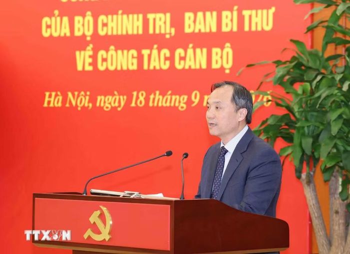 Đồng chí Hoàng Trung Dũng, Ủy viên Trung ương Đảng, Phó Trưởng Ban Thường trực Ban Tổ chức Trung ương đọc các Quyết định của Bộ Chính trị, Ban Bí thư về công tác cán bộ. (Ảnh: Phương Hoa/TTXVN)