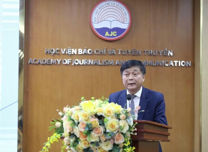 Phó Giáo sư, tiến sỹ Phạm Minh Sơn, Giám đốc Học viện Báo chí và Tuyên truyền phát biểu tại toạ đàm. (Ảnh: CTV/Vietnam+)