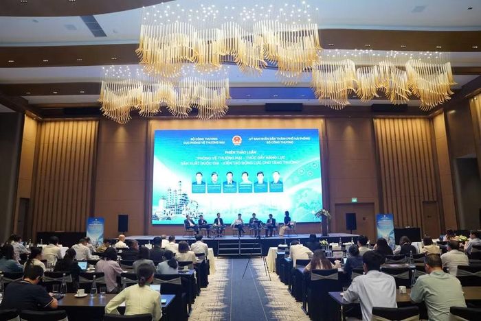 Các các đại biểu, chuyên gia và đại diện các đơn vị trao đổi về các giải pháp tăng cường khả năng ứng phó với các rủi ro thương mại.(Ảnh: CTV/Vietnam+)