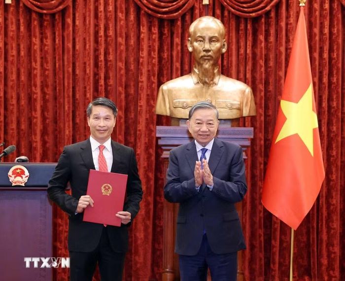 Tổng Bí thư, Chủ tịch nước Tô Lâm trao Quyết định bổ nhiệm Đại sứ đặc mệnh toàn quyền Việt Nam tại Cộng hòa Dân chủ Timor-Leste cho ông Phạm Bình Đàm, Vụ trưởng Ban Thư ký Quốc gia APEC 2027, Bộ Ngoại giao. (Ảnh: Thống Nhất/TTXVN)