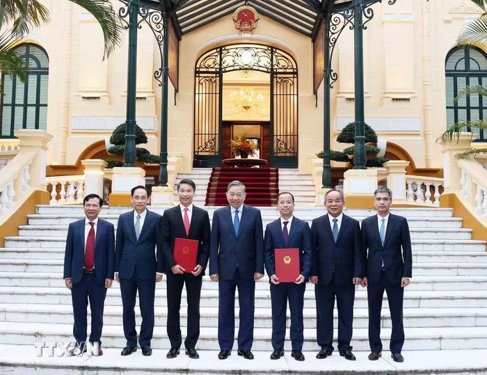 Tổng Bí thư, Chủ tịch nước Tô Lâm và đại biểu cùng 2 Đại sứ mới được bổ nhiệm. (Ảnh: Thống Nhất/TTXVN) 