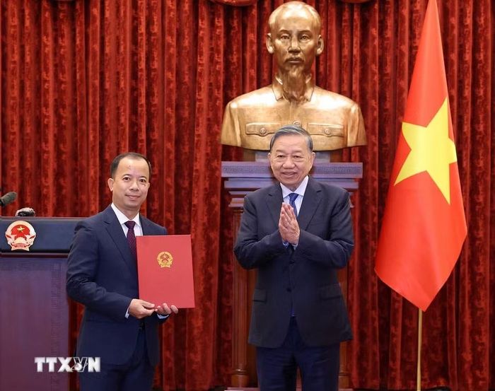 Tổng Bí thư, Chủ tịch nước Tô Lâm trao Quyết định bổ nhiệm Đại sứ đặc mệnh toàn quyền Việt Nam tại Cộng hòa Angola kiêm nhiệm Cộng hòa Congo, Cộng hòa Zambia, Cộng hòa Dân chủ Congo, Cộng hòa Guinea Xích đạo, Cộng hòa Dân chủ Sao Tome và Principe, Cộng hòa Cabo Verde cho ông Nguyễn Văn Hiệu, Phó Vụ trưởng, Vụ Trung Đông-Châu Phi, Bộ Ngoại giao. (Ảnh: Thống Nhất/TTXVN)