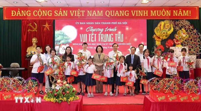 Không khí rộn ràng, ấm áp vui Tết Trung Thu của học sinh các trường chuyên biệt. (Ảnh: Thanh Tùng/TTXVN)