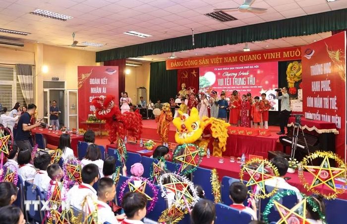 Không khí rộn ràng, ấm áp vui Tết Trung Thu của học sinh các trường chuyên biệt. (Ảnh: Thanh Tùng/TTXVN)