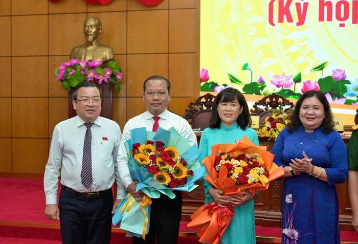 Lãnh đạo tỉnh Tây Ninh tặng hoa chúc mừng bà Nguyễn Đài Thy và ông Trương Thanh Liêm. (Nguồn: Cổng thông tin điện tử tỉnh Tây Ninh)
