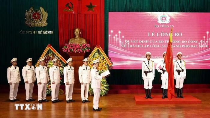 Thiếu tướng Bùi Duy Hưng, Giám đốc Công an thành phố Bắc Ninh, thực hiện nghi thức tuyên thệ. (Ảnh: Danh Lam/TTXVN)