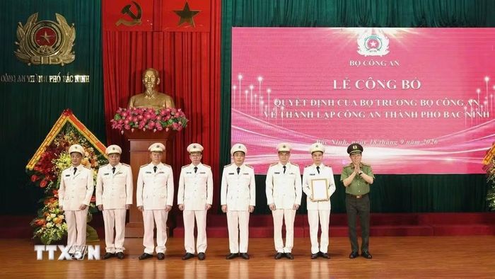 Đại tướng Lương Tam Quang, Bộ trưởng Bộ Công an trao Quyết định và chúc mừng Công an thành phố Bắc Ninh. (Ảnh: Danh Lam/TTXVN)