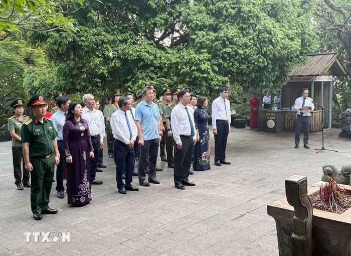 Đoàn đại biểu tỉnh Phú Thọ dâng hương tưởng niệm, tri ân công đức các Vua Hùng tại Đền Thượng. (Ảnh: Thu Hương/TTXVN)