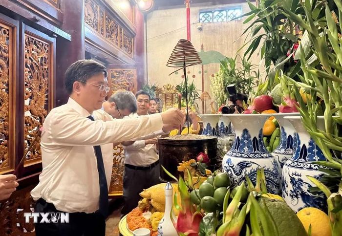 Lãnh đạo tỉnh Phú Thọ vào hậu cung Đền Thượng dâng hương tưởng niệm, tri ân công đức các Vua Hùng. (Ảnh: Thu Hương/TTXVN)