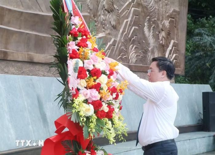 Ông Trần Duy Đông, Chủ tịch UBND tỉnh Phú Thọ, dâng hoa tại bức phù điêu “Bác Hồ nói chuyện với cán bộ, chiến sỹ Đại đoàn quân Tiên Phong.” (Ảnh: Thu Hương/TTXVN)