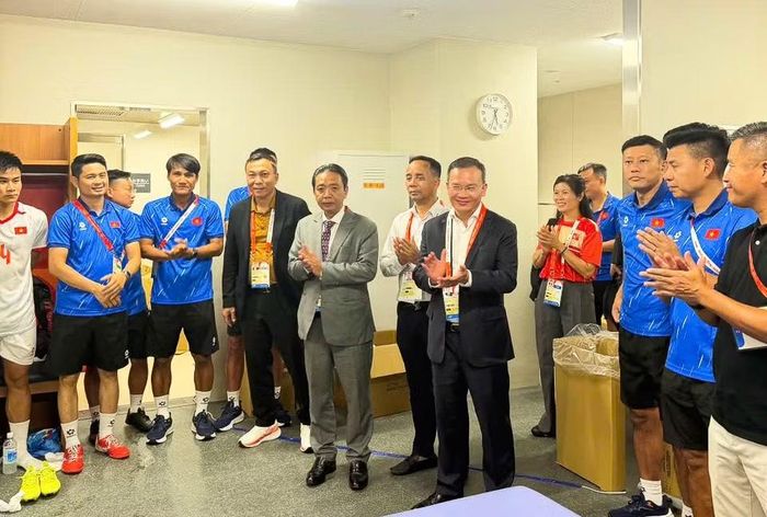 Thứ trưởng Hoàng Đạo Cương cùng lãnh đạo Cục TDTT Việt Nam, VFF gặp gỡ, động viên U23 Việt Nam sau trận đấu. (Nguồn: VFF)