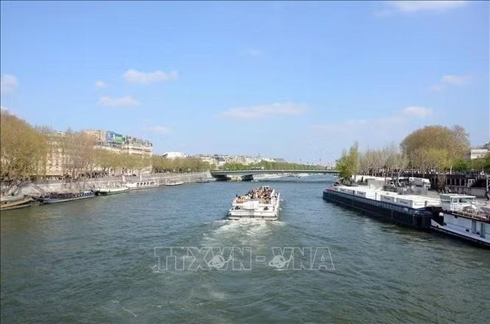 Tàu Bateaux Parisiens chở du khách tham quan sông Seine.