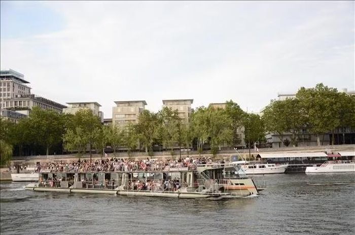 Một tàu Bateaux Parisiens đưa du khách tham quan trên sông Seine.