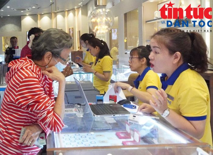Người dân chọn mua vàng, trang sức tại một cửa hàng vàng ở TP Hồ Chí Minh.