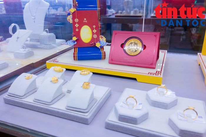 Giá vàng nhẫn và vàng trang sức tiếp tục phân hóa giữa các thương hiệu, loại sản phẩm và trọng lượng.