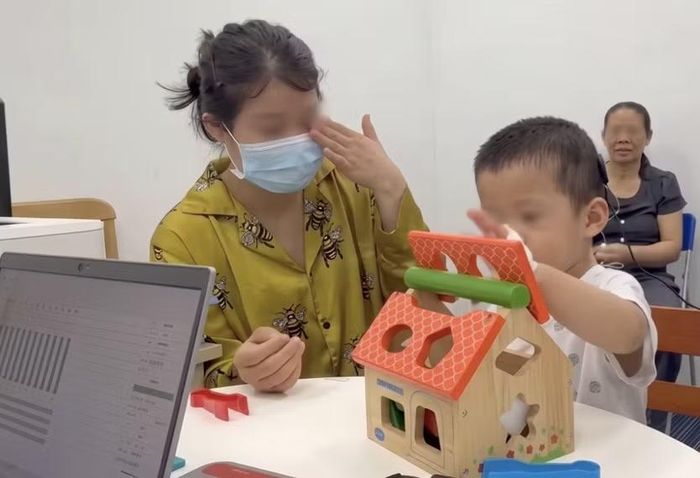 Khoảnh khắc xúc động của người mẹ khi lần đầu tiên thấy con nhận biết và phản ứng với âm thanh khi thiết bị được kích hoạt. Ảnh: BV