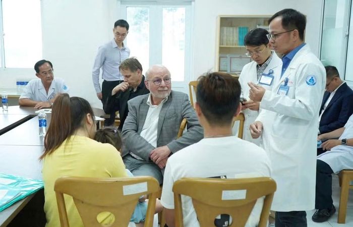 Các chuyên gia Đức trực tiếp đến Bệnh viện Nhi đồng 1 để tiếp tục tập huấn, hội chẩn, chuyển giao kỹ thuật và phối hợp thực hiện những ca phẫu thuật đầu tiên. Ảnh: BV