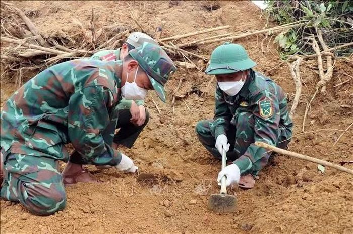 Ngoài máy móc, lực lượng vũ trang tỉnh Quảng Ngãi kết hợp phương pháp thủ công để tìm kiếm hài cốt liệt sĩ trên đồi Sim, xã Đặng Thùy Trâm.