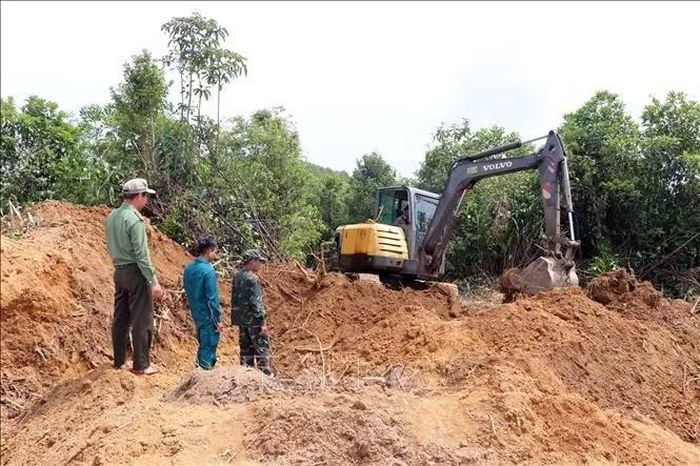 Ngoài máy móc, lực lượng vũ trang tỉnh Quảng Ngãi kết hợp phương pháp thủ công để tìm kiếm hài cốt liệt sĩ trên đồi Sim, xã Đặng Thùy Trâm.