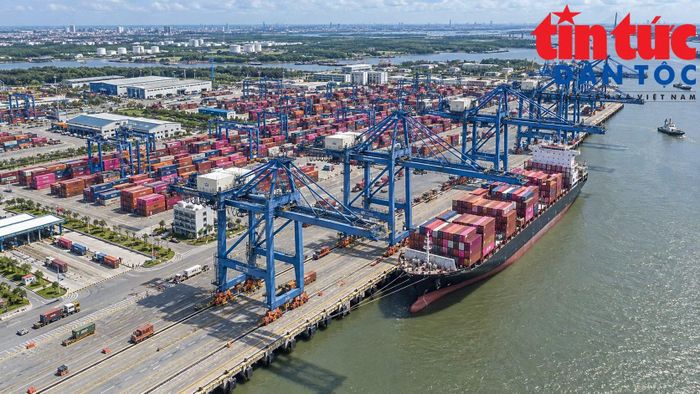 Hệ thống cảng biển hiện đại góp phần mở rộng không gian phát triển kinh tế và nâng cao năng lực giao thương của TP Hồ Chí Minh.