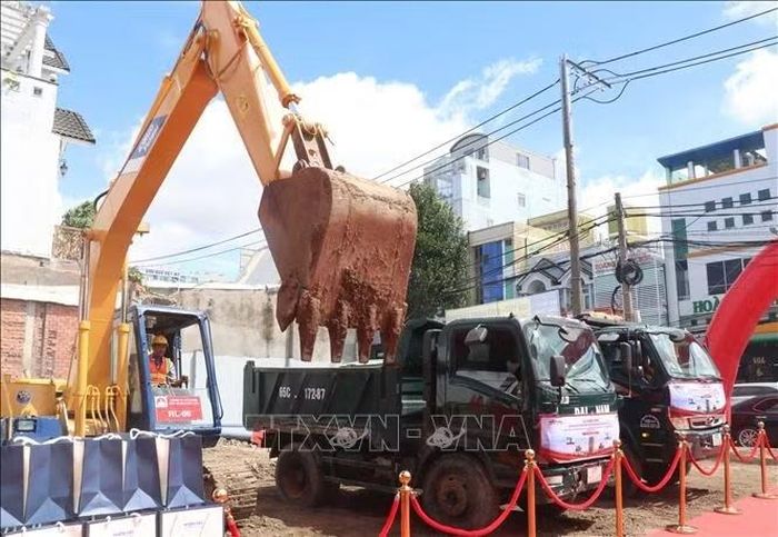 Thiết bị, máy móc tại lễ khởi công dự án.