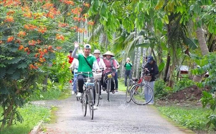 Hướng dẫn viên dẫn đoàn du khách trải nghiệm không gian xanh kết nối các điểm đến trên địa bàn thành phố Cần Thơ.