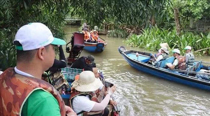 Du khách trải nghiệm du lịch sông nước Cần Thơ.