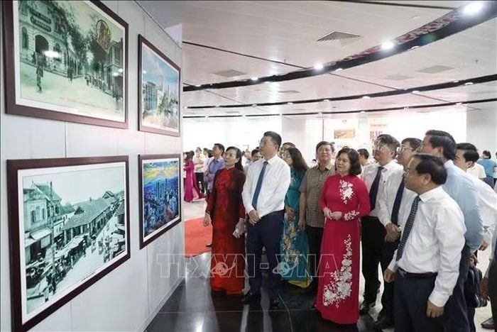 Các đại biểu tham quan triển lãm.