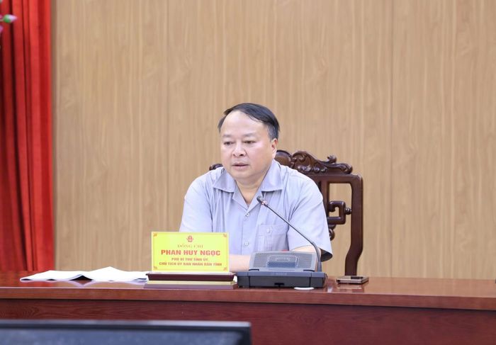 Chủ tịch UBND tỉnh Tuyên Quang Phan Huy Ngọc phát biểu tại cuộc họp