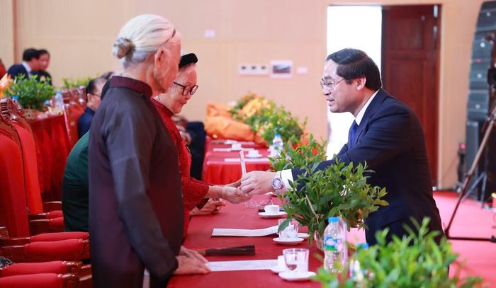 Đồng chí Trịnh Xuân Trường, Ủy viên Ban Chấp hành Trung ương Đảng, Bí thư Tỉnh ủy tặng quà tri ân các Mẹ Việt Nam Anh hùng. Ảnh: thainguyen.gov.vn