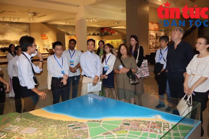 Các đại biểu lắng nghe giới thiệu về hệ thống cảng biển tại TP Hồ Chí Minh.