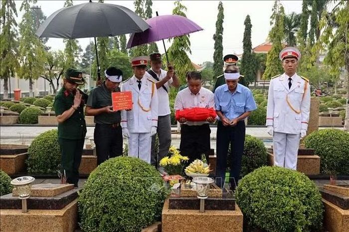 Hội Hỗ trợ gia đình liệt sĩ Việt Nam (Văn phòng phía Nam) thực hiện nghi thức an táng trước phần mộ liệt sĩ Bùi Tiến Dũng.
