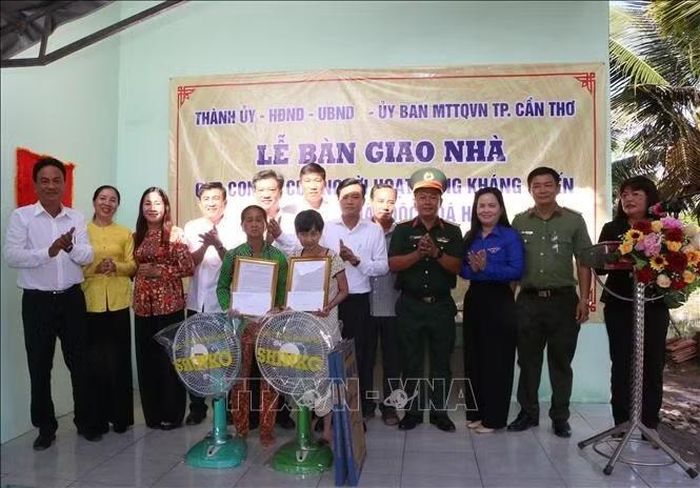 Chương trình xóa nhà tạm, nhà dột nát cho con đẻ của người hoạt động kháng chiến bị nhiễm chất độc hóa học góp phần chia sẻ mất mát, trao thêm niềm tin và lan tỏa nghĩa tình. Ảnh: Duy Khương/TTXVN