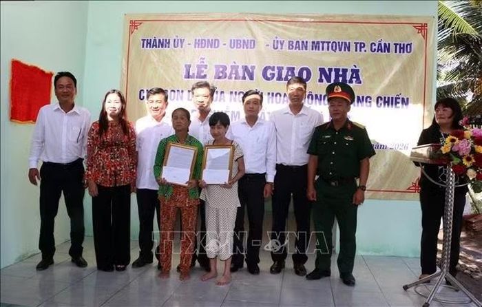 Lễ bàn giao xóa nhà tạm, nhà dột nát cho con đẻ của người hoạt động kháng chiến bị nhiễm chất độc hóa học tại phường Vị Tân, thành phố Cần Thơ ngày 18/9/2026. Ảnh: Duy Khương/TTXVN